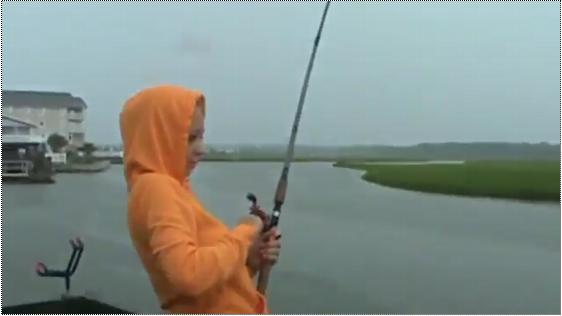 Huge Shark Swipes Fish Off Girl's Fishing Line (Акула краде рибата, хваната от момиче)